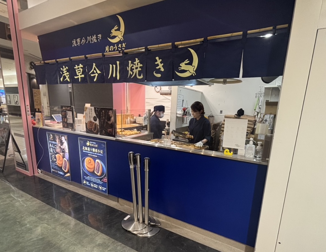 イオンモール和歌山にある月のうさぎの店頭。月紺ののれんと販売カウンターが見える。