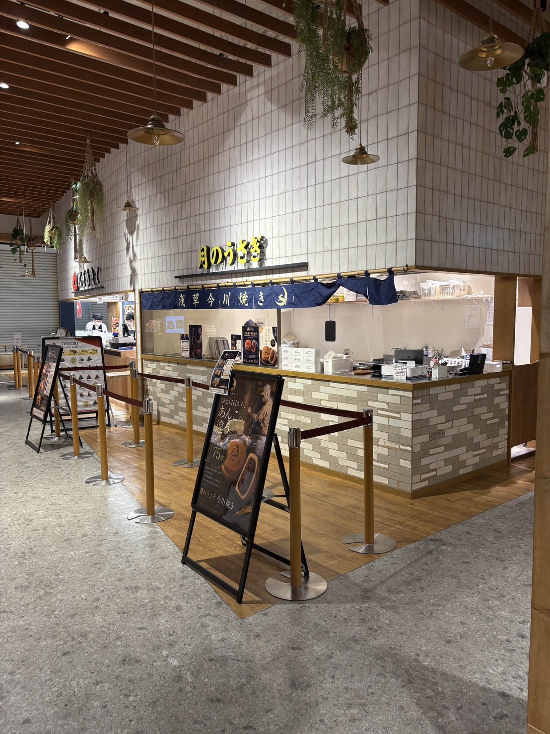 mozoワンダーシティ店内にある月のうさぎの店頭外観。